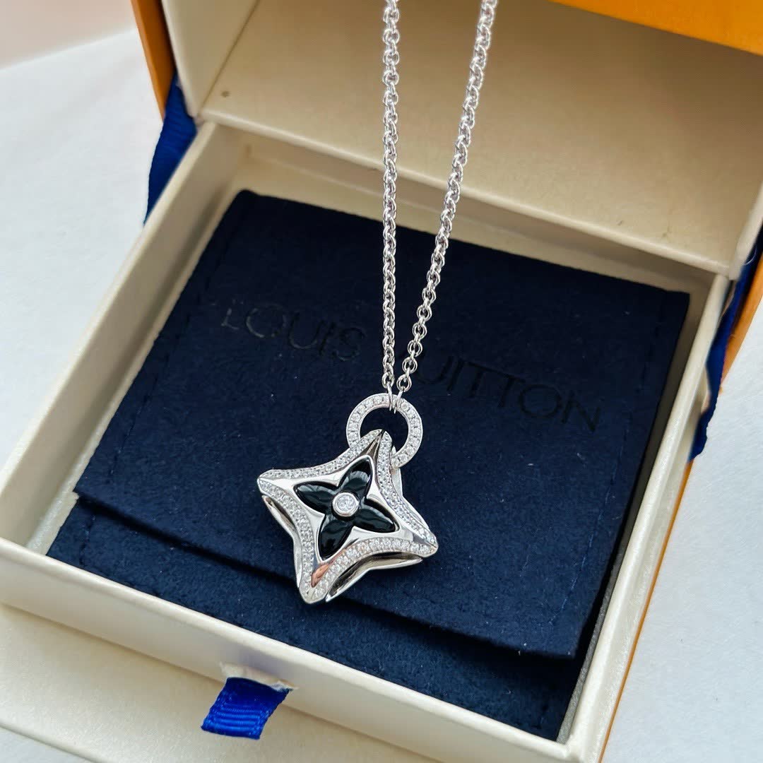 Louis Vuitton Happy Diamonds Star Pendant Necklace